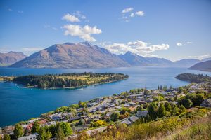Vue plongeante sur la ville de Queenstown et le lac Wakatipu avec les montagnes en arrière-plan