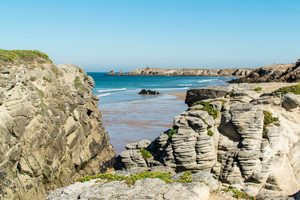 Les falaises de la Côte Sauvage de Quiberon battues par les vagues