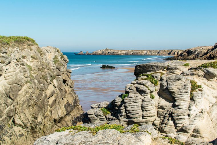 Les falaises de la Côte Sauvage de Quiberon battues par les vagues