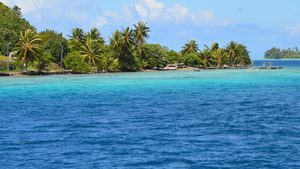 Le lagon turquoise partagé entre Raiatea et Taha'a, avec un motu au loin