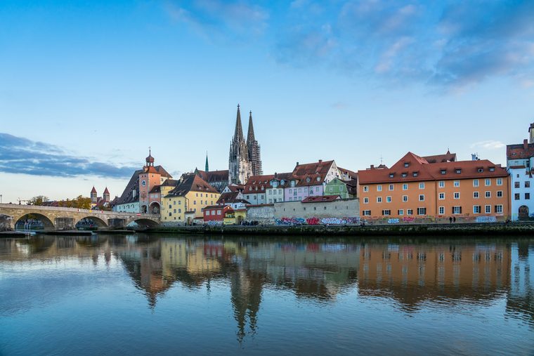 Le pont de Pierre enjambant le Danube avec la cathédrale de Ratisbonne en arrière-plan