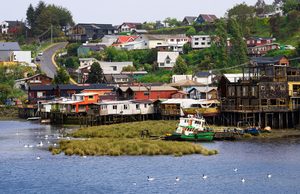 Une église en bois typique de Chiloé et les maisons sur pilotis au bord de l'eau