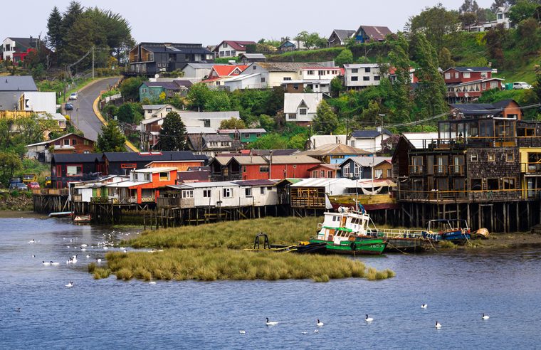 Une église en bois typique de Chiloé et les maisons sur pilotis au bord de l'eau