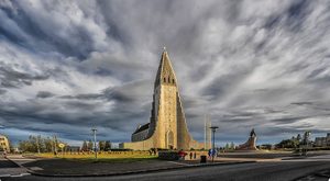 La cathédrale Hallgrímskirkja dominant les toits colorés de Reykjavik
