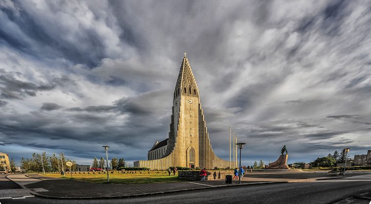 La cathédrale Hallgrímskirkja dominant les toits colorés de Reykjavik