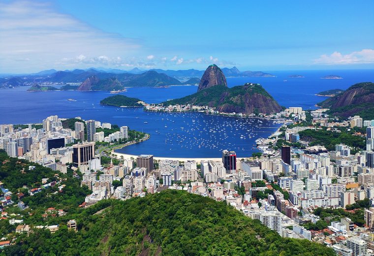 Vue sur le Pain de Sucre et la baie de Botafogo depuis le Corcovado