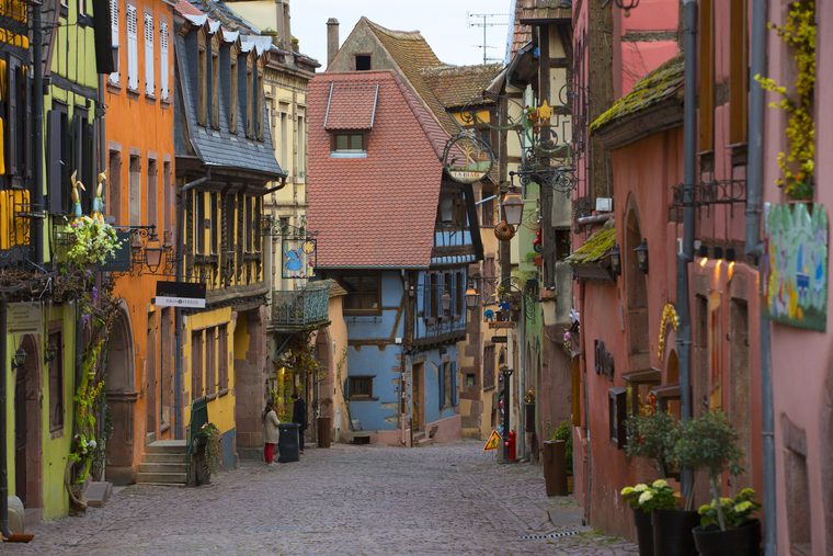 La rue principale de Riquewihr montant vers la tour du Dolder