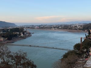 Le pont suspendu de Lakshman Jhula traversant le Gange à Rishikesh