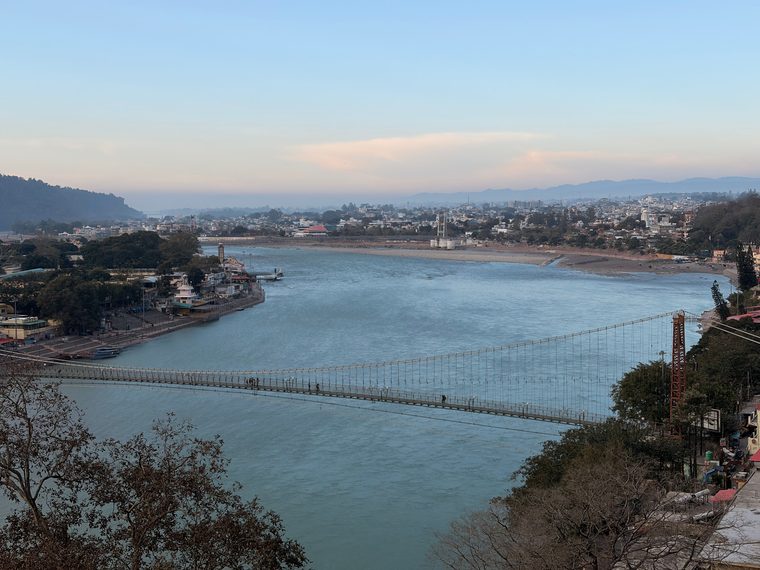 Le pont suspendu de Lakshman Jhula traversant le Gange à Rishikesh