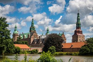 Le château de Frederiksborg se reflétant dans l'eau au nord de Copenhague