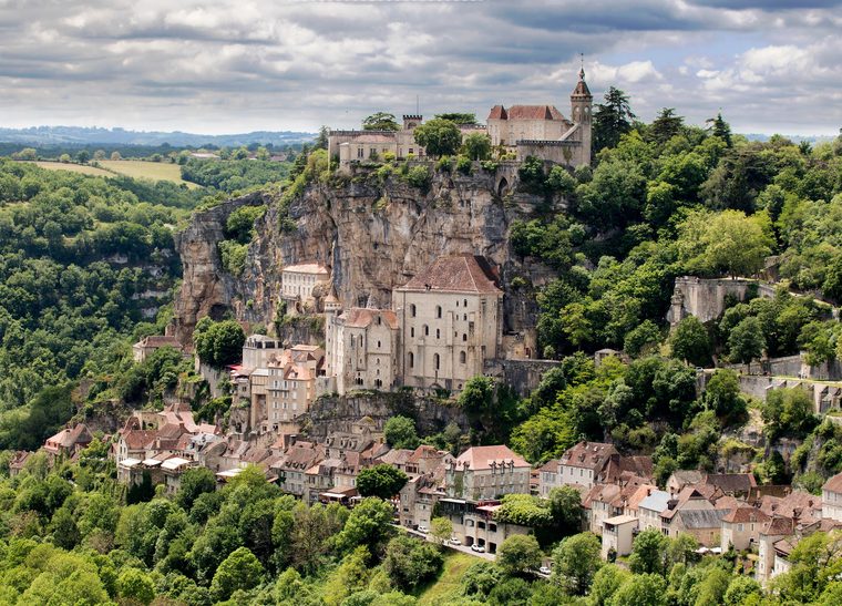Le village perché de Rocamadour accroché à sa falaise au lever du jour