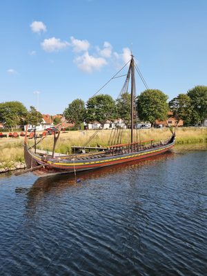 Les navires vikings traditionnels naviguant sur le fjord de Roskilde