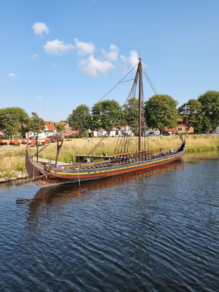 Les navires vikings traditionnels naviguant sur le fjord de Roskilde