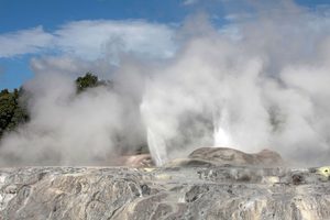 Le geyser Pohutu en éruption dans la vallée géothermique de Te Puia
