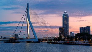 Le pont Érasme et la ligne d'horizon moderne de Rotterdam au crépuscule