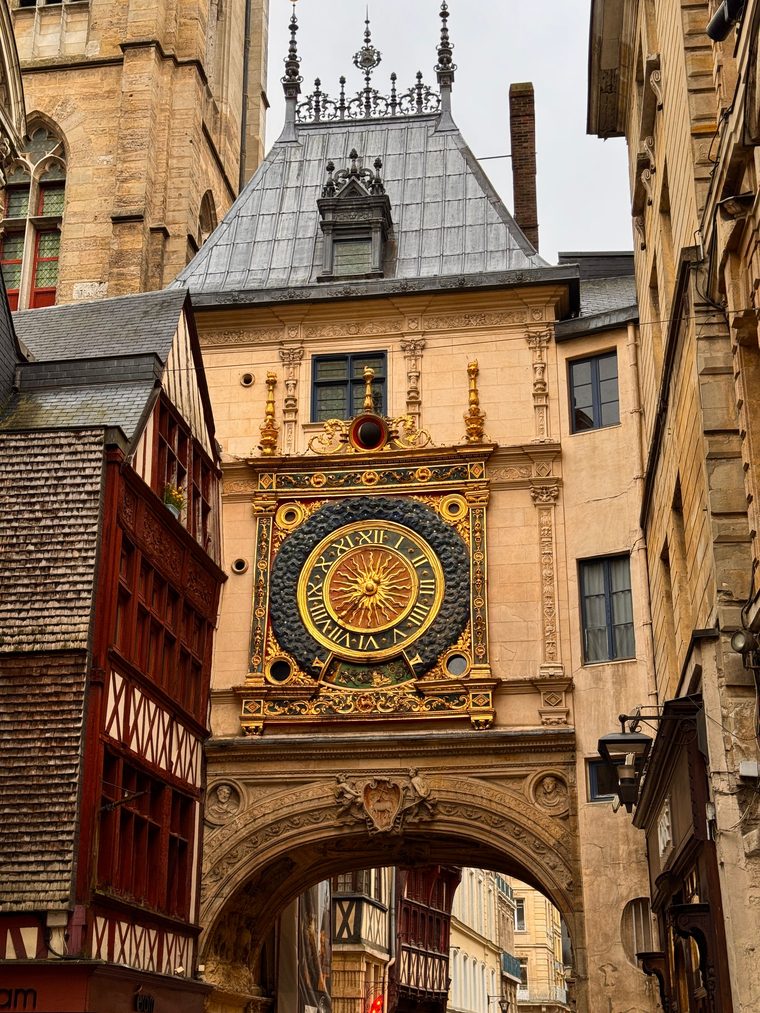 Le Gros-Horloge et les rues pavées du centre-ville de Rouen
