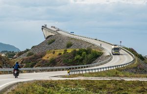 Le pont de Storseisundet sur la route de l'Atlantique avec l'océan en arrière-plan