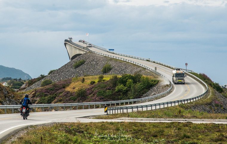 Le pont de Storseisundet sur la route de l'Atlantique avec l'océan en arrière-plan
