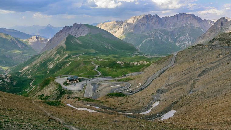 Lacet de route de montagne au col du Galibier sous un ciel bleu