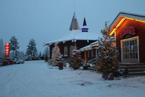 Le village du Père Noël sous la neige à Rovaniemi