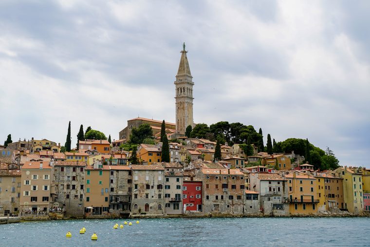 La vieille ville de Rovinj perchée sur sa presqu'île au coucher du soleil