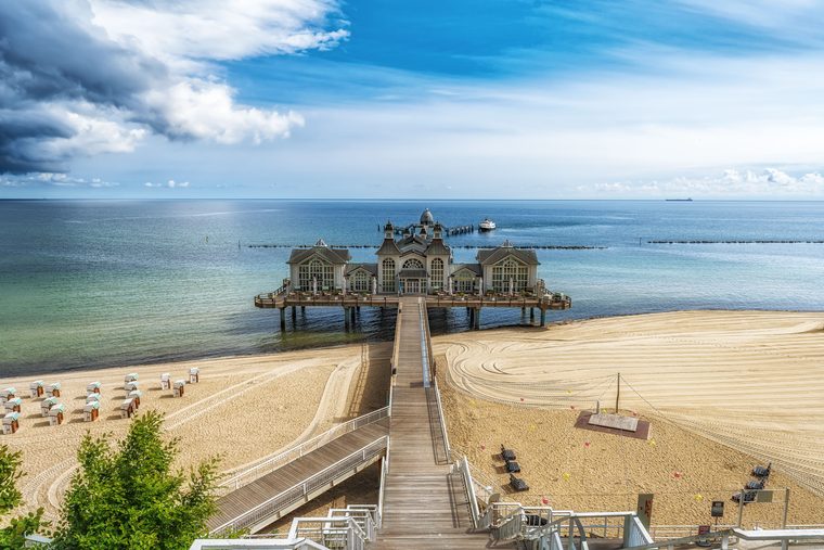 La jetée de Sellin et son pavillon blanc au-dessus de la mer Baltique