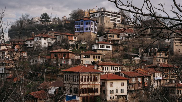 Maisons ottomanes traditionnelles à colombages et toits en tuiles rouges à Safranbolu