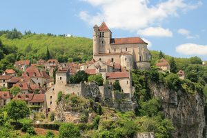 Le village de Saint-Cirq-Lapopie perché sur sa falaise au-dessus de la rivière Lot