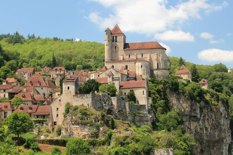 Le village de Saint-Cirq-Lapopie perché sur sa falaise au-dessus de la rivière Lot