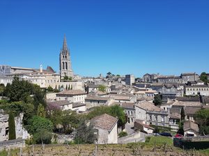 Vue sur les toits de Saint-Émilion et le clocher de l'église monolithe