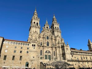 La façade de la cathédrale de Saint-Jacques-de-Compostelle depuis la place de l'Obradoiro
