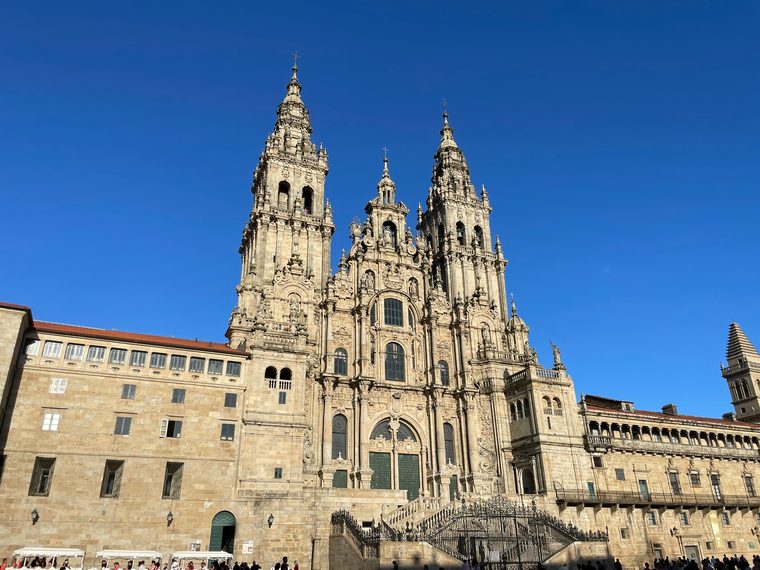 La façade de la cathédrale de Saint-Jacques-de-Compostelle depuis la place de l'Obradoiro