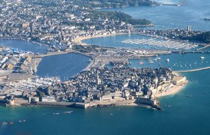 Les remparts de Saint-Malo et la plage du Sillon à marée haute