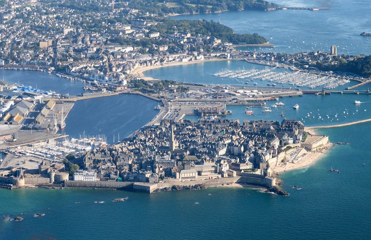Les remparts de Saint-Malo et la plage du Sillon à marée haute