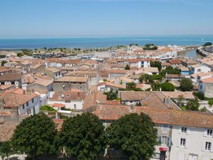 Le port de Saint-Martin-de-Ré avec ses bateaux de plaisance et les terrasses animées