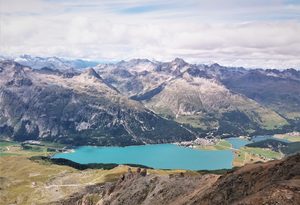 Le lac de Saint-Moritz entouré de montagnes enneigées au crépuscule