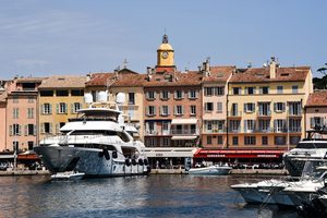 Le vieux port de Saint-Tropez et ses façades colorées au petit matin