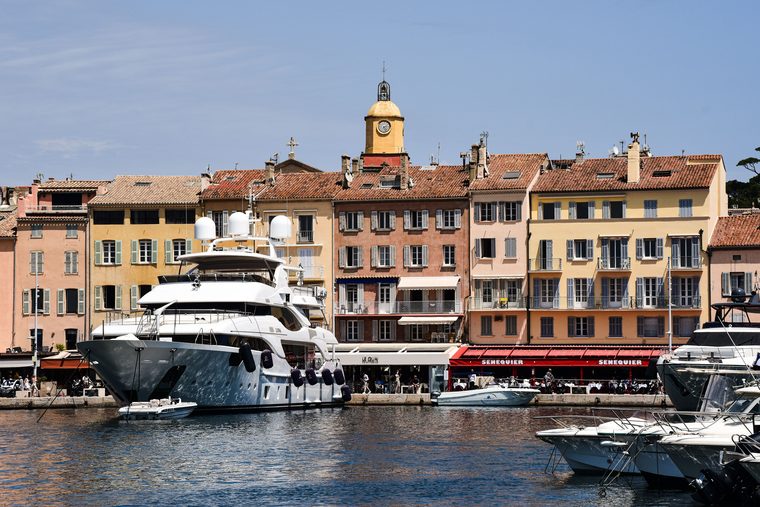 Le vieux port de Saint-Tropez et ses façades colorées au petit matin