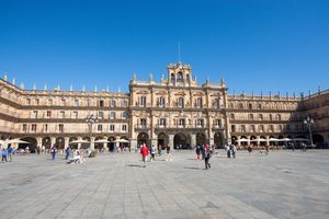 La Plaza Mayor de Salamanque illuminée à la tombée de la nuit