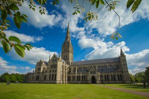 La cathédrale de Salisbury s'élevant au-dessus des pelouses verdoyantes