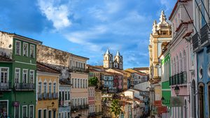 Les façades colorées et les ruelles pavées du Pelourinho à Salvador