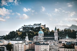 Vue sur la vieille ville de Salzbourg et la forteresse de Hohensalzburg depuis la rivière Salzach