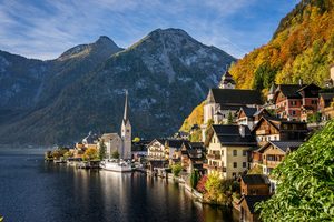 Le village de Hallstatt au bord du lac avec les montagnes en arrière-plan