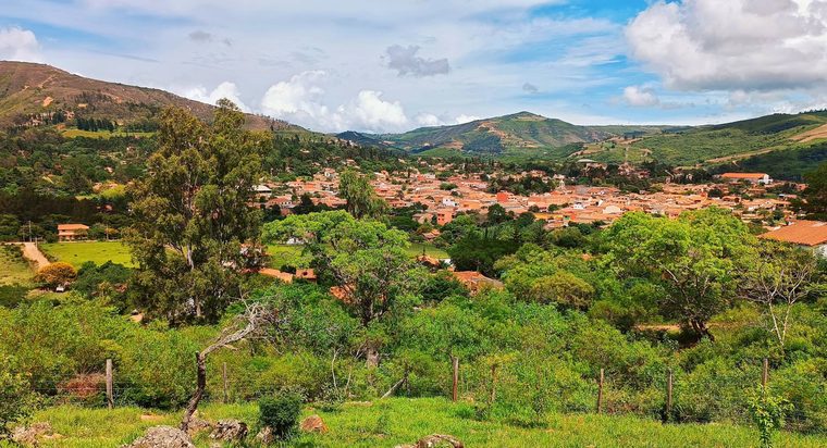 Vue sur le village de Samaipata et les montagnes verdoyantes
