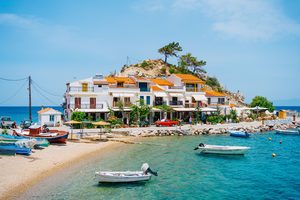 Le port pittoresque de Kokkari à Samos