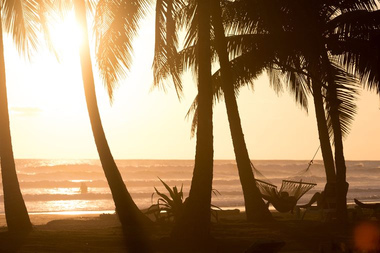 Plage de Santa Teresa au coucher du soleil avec des surfeurs