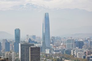 Vue panoramique sur Santiago et la cordillère des Andes depuis le cerro San Cristóbal