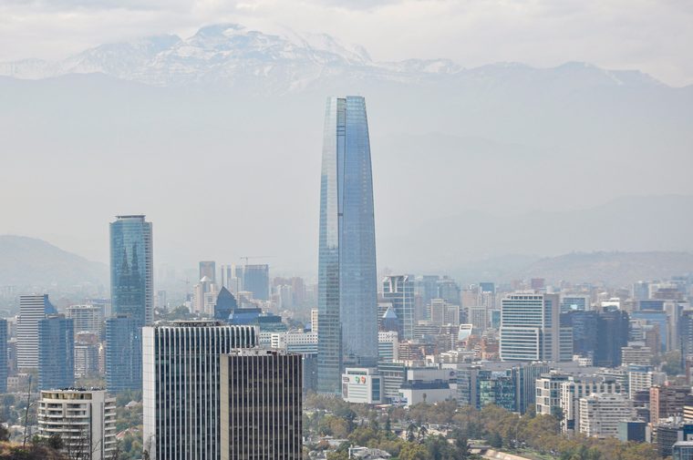 Vue panoramique sur Santiago et la cordillère des Andes depuis le cerro San Cristóbal
