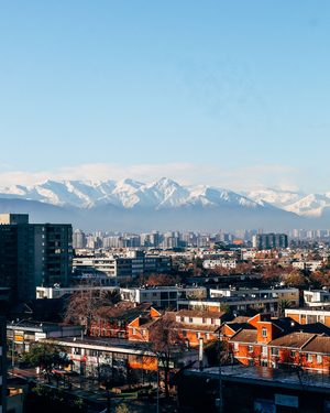 Vue sur la ville de Santiago et la cordillère des Andes depuis le Cerro San Cristóbal