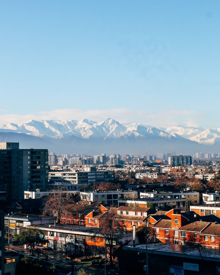 Vue sur la ville de Santiago et la cordillère des Andes depuis le Cerro San Cristóbal